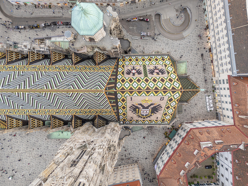 Luftaufnahme des Dach des Stephansdoms.
